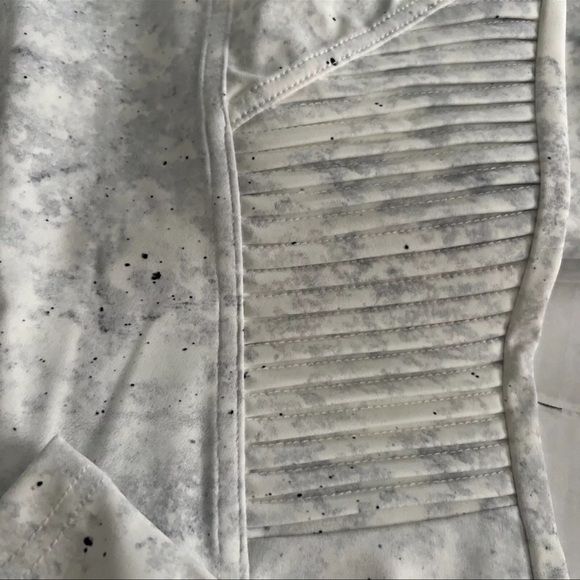 White Birch Women’s 3XL White Gray Spotted Moto Ankle Leggings Yoga Pants - Picture 4 of 6